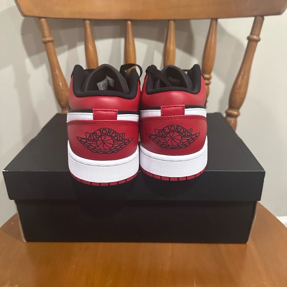 I am selling my brand new 10.5 Jordan 1 lows.